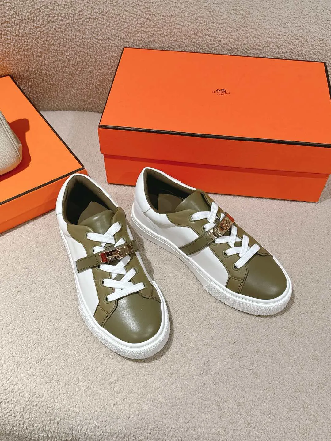 👟👟Ex-factory price 600👟👟Hermes top version couple model Epsom calfskin and calfskin loafer style lace-up sneakers, with functional rose gold-plated Kelly shoe buckles. Create a stylish urban look. Fabric: Specific cowhide/canvas material Lining: Sheepskin lining Outsole: Original molded TPU outsole Size: 35-45